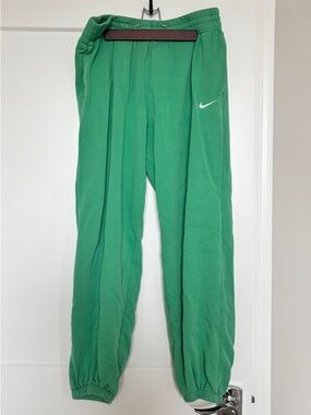 Nike green sweatpants (MEDIUM)
